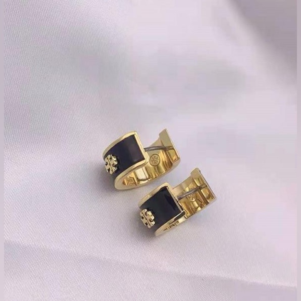 Tory Burch Hoop KIRA HUGGIE EARRINGS black and gold - Picture 8 of 11